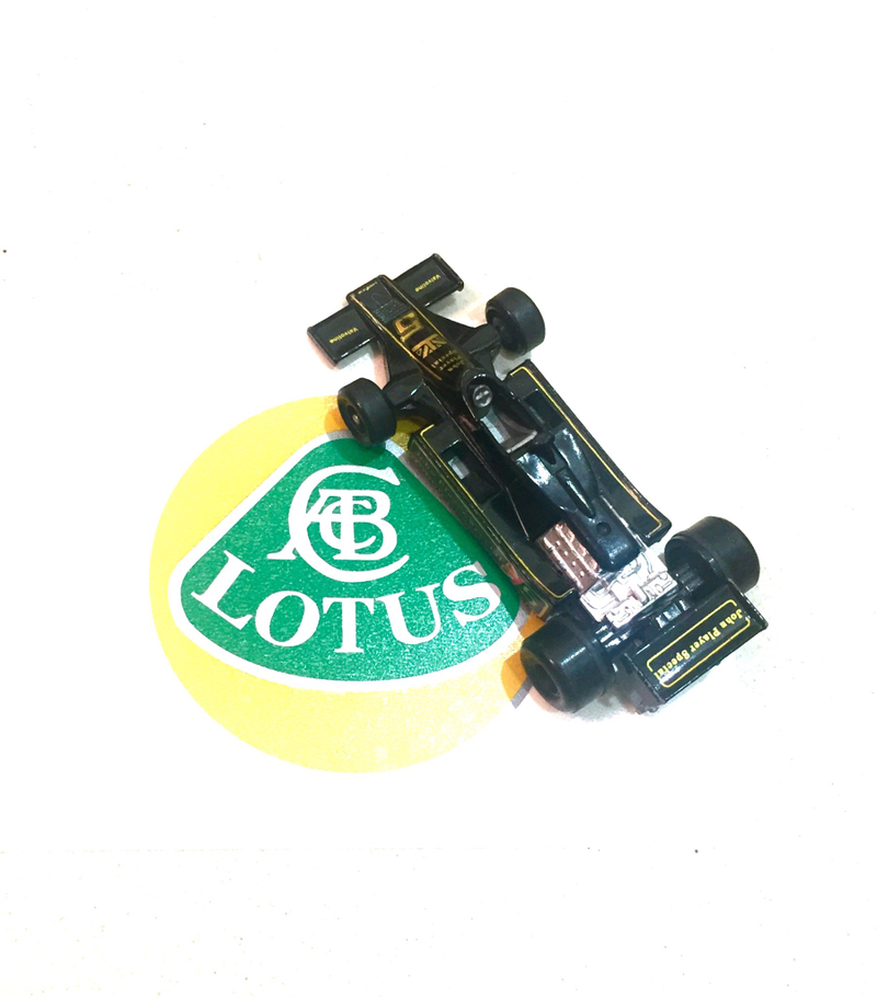 Illustration for article titled Thursday on the Thames - Lotus Esprit S1 & JPS Lotus-Ford 78